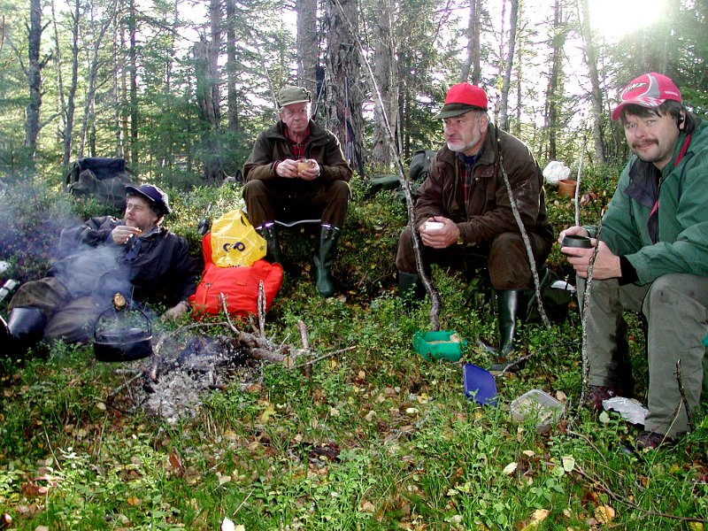 2004 v Ytre Damtjonn_1.jpg - Her er det kaffekok ved Ytre Damtjønna